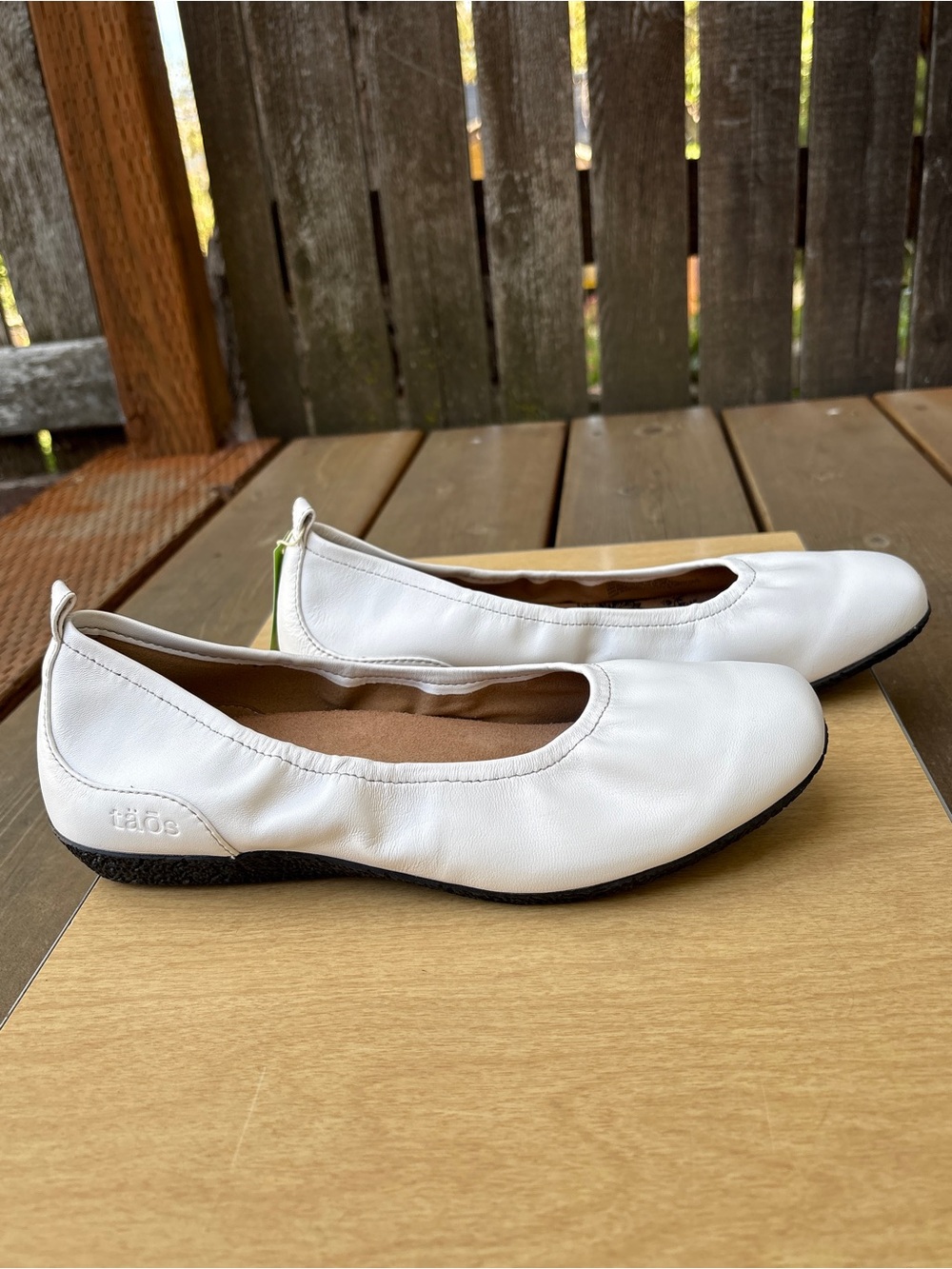 Taos Chit Chat White Leather Slip On Ballet Flat NWT Sz 10